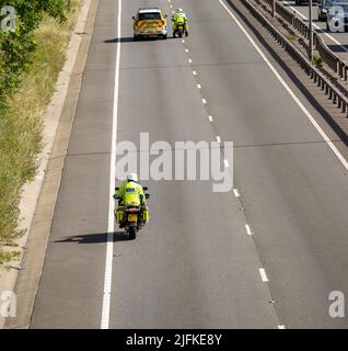 Brentwood, Essex, Regno Unito. 4th luglio 2022 i manifestanti circa i prezzi del carburante causano la congestione di traffico maggiore sul A12 a Brentwood Essex come parte di una protesta nazionale contro gli aumenti di prezzo del carburante Credit: Ian Davidson/Alamy Live News Foto Stock