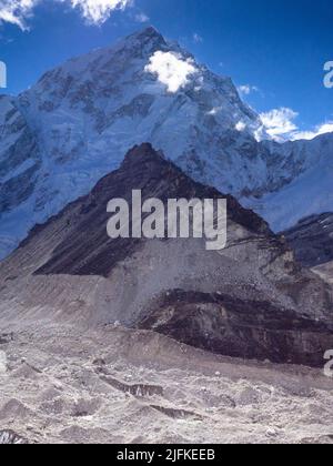 Nuptse Nup II (7732m) sopra il Ghiacciaio di Khumbu dalla morena vicino a Gorak Shep. Foto Stock