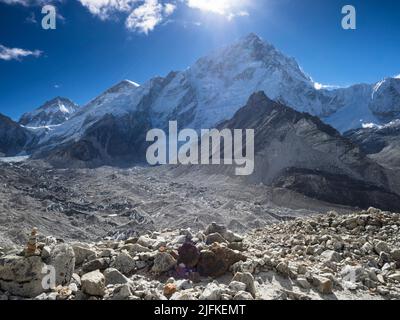 Changtse (7543m) (l) West Shoulder (c) e Nuptse Nup II (7732m) sopra il ghiacciaio di Khumbu visto dalla morena vicino a Gorak Shep. Foto Stock