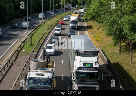 Brentwood, Essex, Regno Unito. 4th luglio 2022 i manifestanti circa i prezzi del carburante causano la congestione di traffico maggiore sul A12 a Brentwood Essex come parte di una protesta nazionale contro gli aumenti di prezzo del carburante Credit: Ian Davidson/Alamy Live News Foto Stock