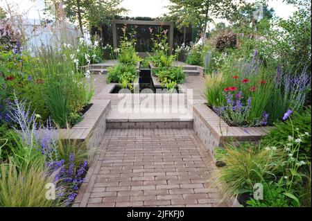 Hampton Court Palace, Surrey, Regno Unito. 04th luglio 2022. Il Giardino Legale di Macmillan: Dono il futuro celebra l'incredibile gentilezza della gente comune che, lasciando un dono nella sua volontà, dona un futuro di speranza per coloro che vivono con il cancro. Tenuto dal 1993, il RHS Hampton Court Palace Garden Festival è il più prestigioso evento di fiori e giardini del Regno Unito e la più grande fiera annuale di fiori al mondo. Credit: Michael Preston/Alamy Live News Foto Stock