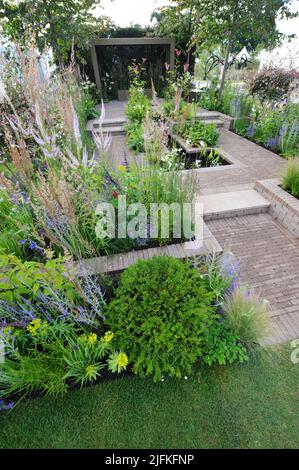 Hampton Court Palace, Surrey, Regno Unito. 04th luglio 2022. Il Giardino Legale di Macmillan: Dono il futuro celebra l'incredibile gentilezza della gente comune che, lasciando un dono nella sua volontà, dona un futuro di speranza per coloro che vivono con il cancro. Tenuto dal 1993, il RHS Hampton Court Palace Garden Festival è il più prestigioso evento di fiori e giardini del Regno Unito e la più grande fiera annuale di fiori al mondo. Credit: Michael Preston/Alamy Live News Foto Stock