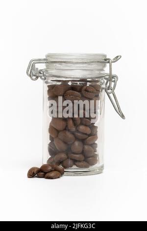 Foto studio dei chicchi di caffè in un recipiente su sfondo bianco Foto Stock