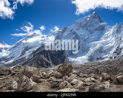 Nuptse Nup II (7732m) dalla morena vicino Gorak Shep. Foto Stock