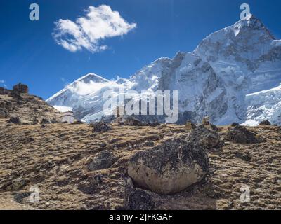 Il West Shoulder e Nuptse Nup II (7732m) dalla piccola collina dove i cantori commemorativi Adventure Consultants risiedono sopra Gorak Shep. Foto Stock