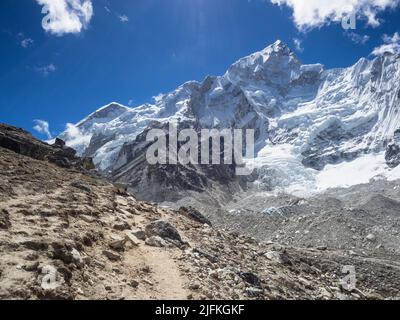 West Shoulder (l) e Nuptse Nup II (7732m) dal percorso di trekking all'Everest base Camp sul ghiacciaio Khumbu moraine vicino Gorak Shep. Foto Stock