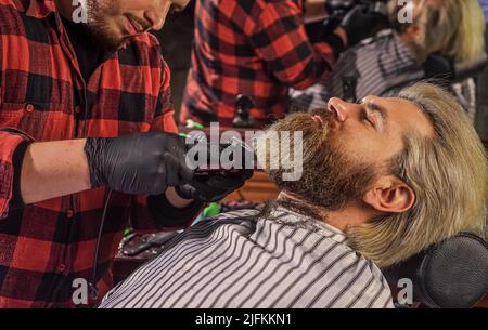 Migliora la tua esperienza di taglio dei capelli. Capelli del viso. Mantenere la forma della barba. Fai crescere barba e baffi. Uomo al barbiere. Salone parrucchiere Foto Stock