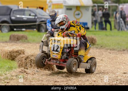 Heddington, Wiltshire, Regno Unito. 3rd luglio 2022. Gli appassionati di corse si sfidano nel campionato del mondo di Lawn Mower Racing 2022. L'evento annuale di due giorni è organizzato dalla British Lawn Mower Racing Association (BLMRA) e quest'anno si è svolto presso la Heddington & Stockley Steam Rally & County Fair di Wiltshire, Regno Unito. Credit: Alison Eckett / Alamy Foto Stock