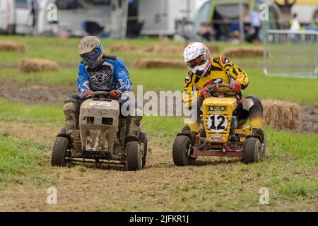 Heddington, Wiltshire, Regno Unito. 3rd luglio 2022. Gli appassionati di corse si sfidano nel campionato del mondo di Lawn Mower Racing 2022. L'evento annuale di due giorni è organizzato dalla British Lawn Mower Racing Association (BLMRA) e quest'anno si è svolto presso la Heddington & Stockley Steam Rally & County Fair di Wiltshire, Regno Unito. Credit: Alison Eckett / Alamy Foto Stock