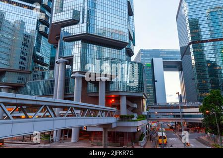 Hong Kong - 11 luglio 2017: Vista sulla strada del distretto centrale di Hong Kong. Auto e gente comune sono sulla strada vicino alle torri di Lippo Foto Stock