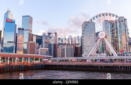 Hong Kong - 11 luglio 2017: Paesaggio urbano del distretto centrale di Hong Kong con ruota panoramica Foto Stock