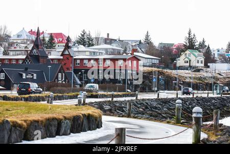 Hafnarfjordur, Islanda - 4 aprile 2017: Vista sulla strada di Hafnarfjordur con l'esterno dell'Hotel Viking Foto Stock