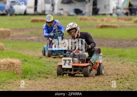 Heddington, Wiltshire, Regno Unito. 3rd luglio 2022. Gli appassionati di corse si sfidano nel campionato del mondo di Lawn Mower Racing 2022. L'evento annuale di due giorni è organizzato dalla British Lawn Mower Racing Association (BLMRA) e quest'anno si è svolto presso la Heddington & Stockley Steam Rally & County Fair di Wiltshire, Regno Unito. Credit: Alison Eckett / Alamy Foto Stock