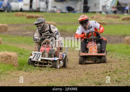 Heddington, Wiltshire, Regno Unito. 3rd luglio 2022. Gli appassionati di corse si sfidano nel campionato del mondo di Lawn Mower Racing 2022. L'evento annuale di due giorni è organizzato dalla British Lawn Mower Racing Association (BLMRA) e quest'anno si è svolto presso la Heddington & Stockley Steam Rally & County Fair di Wiltshire, Regno Unito. Credit: Alison Eckett / Alamy Foto Stock