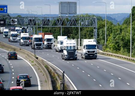 M5 autostrada, Bristol, Regno Unito. 4th luglio 2022. Per protestare contro il costo del carburante è stato formato un blocco stradale in movimento. I manifestanti sono saliti da Bridgewater e stanno frenando il traffico guidando lentamente lungo l'autostrada M5. Credit: JMF News/Alamy Live News Foto Stock