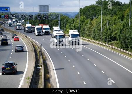 M5 autostrada, Bristol, Regno Unito. 4th luglio 2022. Per protestare contro il costo del carburante è stato formato un blocco stradale in movimento. I manifestanti sono saliti da Bridgewater e stanno frenando il traffico guidando lentamente lungo l'autostrada M5. Credit: JMF News/Alamy Live News Foto Stock