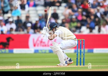 Shreyas Iyer of India anatre sotto la palla da James Anderson of England in, il 7/4/2022. (Foto di Craig Thomas/News Images/Sipa USA) Credit: Sipa USA/Alamy Live News Foto Stock