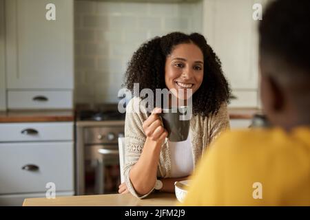 Donna africana sorridente che parla con suo marito per un caffè a colazione Foto Stock