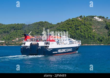 Il traghetto Skiathos Express parte pieno di passeggeri dal porto di Skiathos.Isole greche. Foto Stock