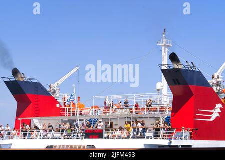 Il traghetto Skiathos Express parte pieno di passeggeri dal porto di Skiathos.Isole greche. Foto Stock