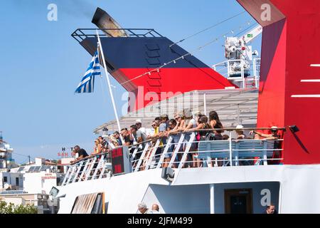 Il traghetto Skiathos Express parte pieno di passeggeri dal porto di Skiathos.Isole greche. Foto Stock