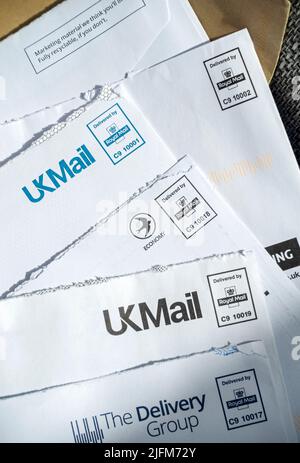 Primo piano di un mucchio di UKMail Royal Mail usato affrancato lettere buste busta Inghilterra Regno Unito GB Gran Bretagna Foto Stock