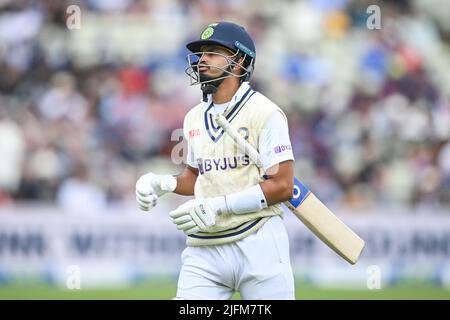 Shreyas Iyer of India lascia il campo dopo essere stato catturato da James Anderson of England fuori dal bowling di Matthew Potts in, il 7/4/2022. (Foto di Craig Thomas/News Images/Sipa USA) Credit: Sipa USA/Alamy Live News Foto Stock