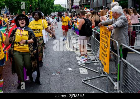 Un partecipante di marzo ride ai predicatori cristiani che battono il Pride nella London Parade, nel centro di Londra, sabato 2 luglio 2022 Foto Stock