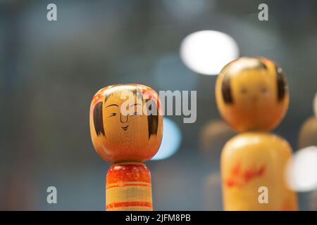 Tradizionale giapponese vecchio legno Kokeshi bambole Foto Stock