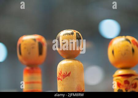 Tradizionale giapponese vecchio legno Kokeshi bambole Foto Stock