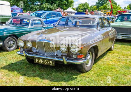 Vista frontale di una Jaguar 420G d'epoca in marrone al Berkshire Motor Show di Reading, Regno Unito Foto Stock