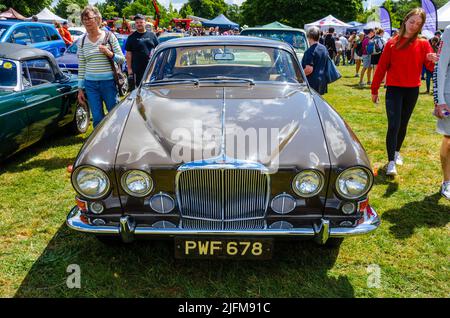 Vista frontale di una Jaguar 420G d'epoca in marrone al Berkshire Motor Show di Reading, Regno Unito Foto Stock