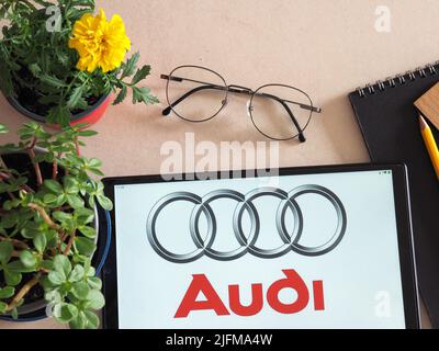 In questa foto, il logo Audi AG è visualizzato su un tablet Foto Stock