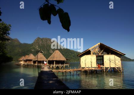 Case di legno sopra l'acqua di mare a ora Eco-Resort nel villaggio di Saleman, Seram del Nord, Maluku centrale, Maluku, Indonesia. Foto Stock