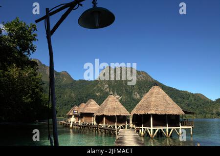 Case di legno sopra l'acqua di mare a ora Eco-Resort nel villaggio di Saleman, Seram del Nord, Maluku centrale, Maluku, Indonesia. Foto Stock