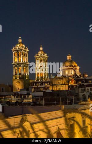 Una foto verticale della Basilica Cattedrale di Puebla illuminata di notte in Messico Foto Stock