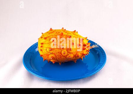Kiwano Cucumis Metuliferus vegetali esotici tropicali Frutta arancione Foto Stock
