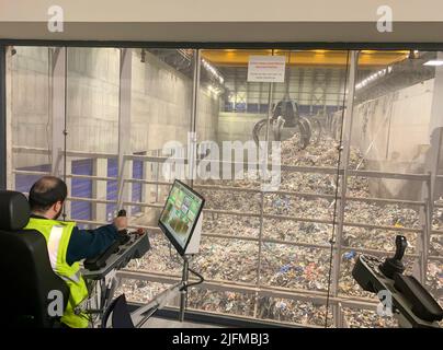 All'interno di un impianto di gestione dei rifiuti si combuca i rifiuti per produrre elettricità, incenerimento dei rifiuti e impianto di produzione di energia, rifiuti e rifiuti. Foto Stock