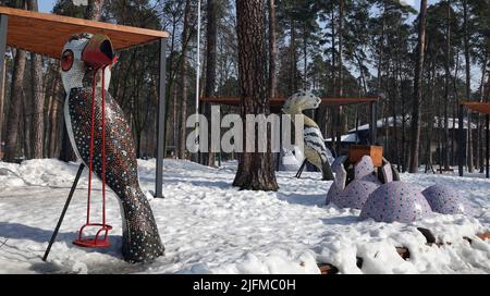 Kiev, Ucraina 25 febbraio 2021: Decorazione di parchi da parte di servizi pubblici nella città di Kiev con grandi uccelli e uova in inverno Foto Stock