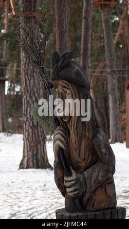 Kiev, Ucraina 6 febbraio 2021: Personaggi fiabeschi nel parco in legno Foto Stock