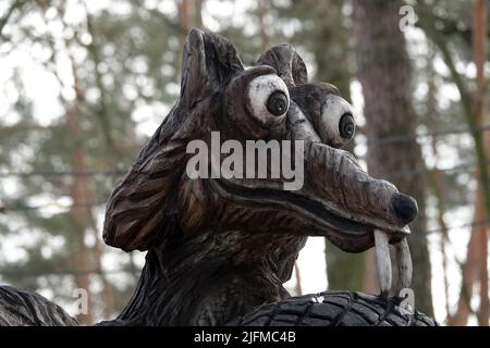 Kiev, Ucraina 6 febbraio 2021: Personaggi fiabeschi nel parco in legno Foto Stock