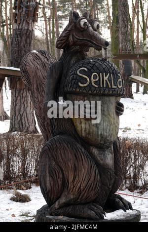 Kiev, Ucraina 6 febbraio 2021: Personaggi fiabeschi nel parco in legno Foto Stock