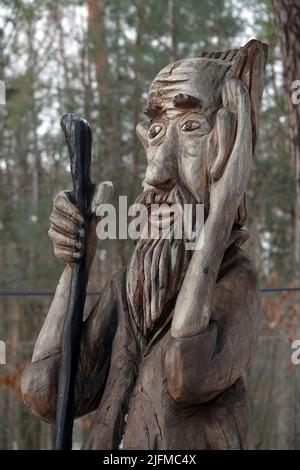 Kiev, Ucraina 6 febbraio 2021: Personaggi fiabeschi nel parco in legno Foto Stock