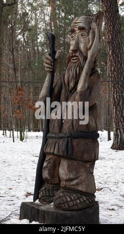 Kiev, Ucraina 6 febbraio 2021: Personaggi fiabeschi nel parco in legno Foto Stock