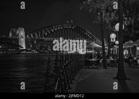 MANGIARE ALL'APERTO CON VISTA SUL SYDNEY HARBOUR BRIDGE Foto Stock