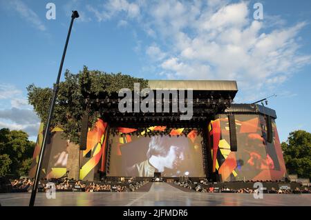 LONDRA, REGNO UNITO. 3 luglio 2022: Wide Stage View e Tribute per l'ex batterista Charlie Watts prima dell'esibizione di Rolling Stones all'American Express presentano la BST Hyde Park a Londra, Inghilterra. Credit: S.A.M./Alamy Live News Foto Stock