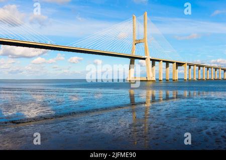 Ponte Vasco de Gama riflettente nel fiume Tago a Lisbona, Portogallo Foto Stock