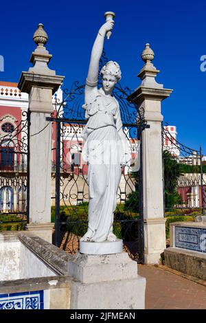 Statua di fronte all'ingresso del Palazzo Estoi, Estoi, Loule, quartiere Faro, Algarve, Portogallo Foto Stock