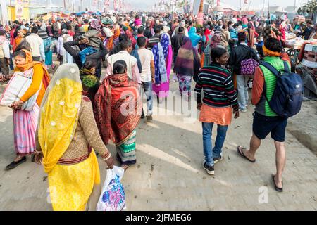 I Pellegrini di Allahabad Kumbh Mela, più grande del mondo di raccolta religiosa che, Uttar Pradesh, India Foto Stock