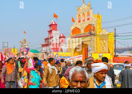 I Pellegrini di Allahabad Kumbh Mela, più grande del mondo di raccolta religiosa che, Uttar Pradesh, India Foto Stock